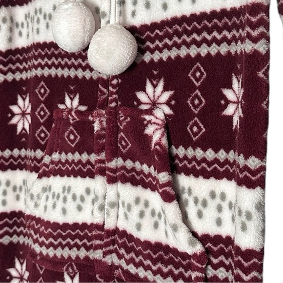 ๐บ Boohoo Fleece Burgundy Fair Isle One Piece Pajamas Size 4 Winter Snowflake - Picture 4 of 9